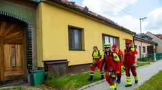 Českom sa prehnala ďalšia vlna búrok, opäť ničila strechy domov a zastavila vlaky
