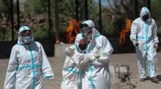 Muža s covidom vyhlásili v Šanghaji za mŕtveho. Pri nakladaní do pohrebného auta sa pohol