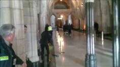 Pozrite si autentické video z prestrelky v kanadskom parlamente