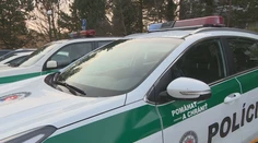 Pomáhať, chrániť a nabíjať. Zákazka ministerstva vnútra na nové policajné autá vyvoláva pochybnosti