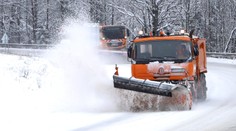 Sneženie komplikuje dopravu. Horský priechod Donovaly uzavreli pre vozidlá nad desať metrov