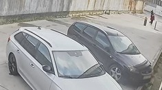 VIDEO: Polícia zverejnila zábery z lúpeže v Nových Zámkoch. Dôchodkyňu, ktorá nepustila kabelku, surovo dokopal