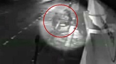 Drsný útok: Zlodeji dokopali muža (51), vodiči áut si na rušnej ulici nič nevšimli