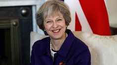 Mayová ubezpečila Junckera, že brexit bude podľa plánu