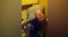 Môže takto opitý chlap zaspať nad záchodom? Môže!