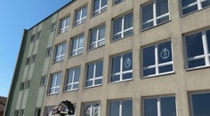 Chcel len otvoriť okno. Chlapec (11), ktorý vypadol z okna ZŠ, je stále vo vážnom stave