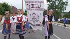 Odstavili dopravu a ukázali kroje. Legendárna Východná očarila tradičným sprievodom