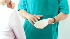Desaťročia mala implantáty, postupne ich rozožrali baktérie. Teraz bojuje o zdravie aj peniaze