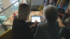 Projekt sa začína akoby odznova. Dôchodcov s tabletmi od štátu nemá kto školiť