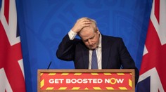 Boris Johnson popiera, že o lockdownových večierkoch úmyselne klamal