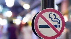 Zákaz fajčenia v reštauráciách by sa mohol rozšíriť aj na terasy