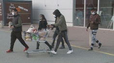 Niektoré potraviny a drogérie zostali zatvorené. V pondelok sa rozhodne, čo ďalej