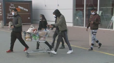 Niektoré potraviny a drogérie zostali zatvorené. V pondelok sa rozhodne, čo ďalej