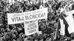 Vedia, že sa štrngalo kľúčmi, no netušia prečo. Mladí o revolúcii a totalite často veľa nevedia