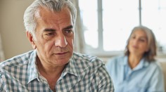 So ženou nežije 40 rokov a už 27 rokov sa neúspešne snaží rozviesť. Súdy mu stále nechcú vyhovieť