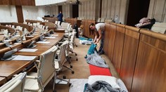 Mimoriadnu schôdzu sa opäť nepodarilo otvoriť, poslanci nocovali v parlamente