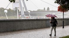 Na Slovensku bude padať nezvyčajný typ dažďa. Vášmu autu dá zabrať