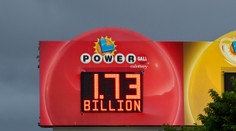 Odhalili identitu výhercu druhého najvyššieho jackpotu v histórii. Pár dní pred výhrou sa oženil