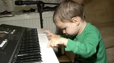 Trojročný Branko hrá ako malý Mozart. A to aj napriek tomu, že nevidí!