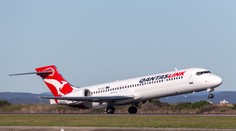 VIDEO: Žena zmeškala lietadlo. Pred odletom vybehla na dráhu a snažila sa ho zastaviť