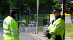 Britská polícia zatkla vodiča kamióna, v ktorom našli 15 živých ľudí