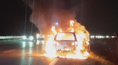 Mužovi vzbĺklo auto počas jazdy. Hoci mával na okoloidúce vozidlá, nikto mu nepomohol