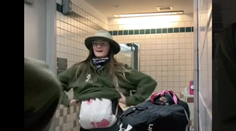 Žena zverejnila podvod na internete: Predstierala tehotenstvo, aby prepašovala do lietadla batožinu