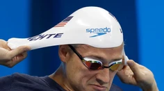 Amerického olympijského plavca vytiahli z taxíka a okradli o všetko