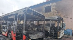 Krádež sa skončila obrovským požiarom. V Toporci zhoreli dva autobusy, chytil sa aj obecný dom