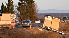 Odtrhnutý bilbord, spadnuté eletrické vedenie, kompa na Dunaji nepremáva. Silný vietor trápi Slovensko