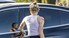 Speváčka provokovala na ulici: Rúško si nezabudla, podprsenku áno