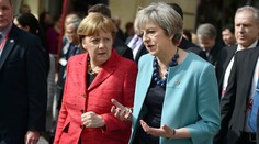 Merkelová zarába viac ako Mayová, nemá však na Trumpa