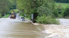 Voda v okrese Zvolen so sebou stiahla autá aj s ľuďmi, zatopenú posádku zachraňovali hasiči
