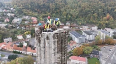 Roky slúžil kúpeľom. V Trenčianskych Tepliciach rukami rozoberajú 80 metrov vysoký komín