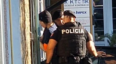 Alenu Zsuzsovú doviezli na NAKA, obvinená je z nedovoleného ozbrojovania