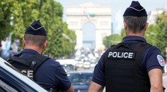 Hrozivý incident v milovanej európskej metropole. Mladá turistka tvrdí, že ju znásilnilo päť mužov