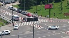 Tragická nehoda v Bratislave. Sanitka skončila prevrátená v strede križovatky