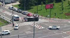 Tragická nehoda v Bratislave. Sanitka skončila prevrátená v strede križovatky