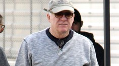 Slávny herec na prechádzke s rodinou. On má 71, dcérka tri roky