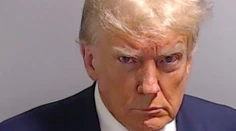 Trump sa vydal úradom v Georgii, polícia zverejnila fotografiu po jeho zatknutí