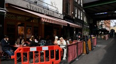 Britskí poslanci schválili sprísnenie proticovidových pravidiel