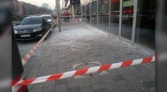 V centre Bratislavy vypadlo na chodník obrovské bezpečnostné sklo. Zranilo okoloidúcu ženu