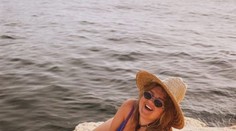 Evelyn vyrazila k moru: Na pláži ohuruje vo vykrojených plavkách