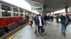 SÚHRN DŇA: Zo zrušenia bezplatných vlakov sa stala politická téma. Čo hovoria odborníci?