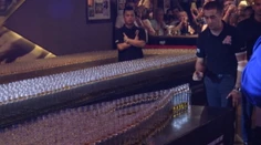 Bizarný rekord. Tisícky poldecákov zhodili ako domino