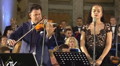 Matke Tereze spievala v chráme Rita Ora. Takýto výkon by ste nečakali