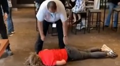 VIDEO: Internet pobúrilo správanie ochrankára. Mladíka škrtil a následne škaredo hodil o zem