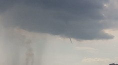 VIDEO: Slovenskom sa opäť prehnali búrky. Na západnom Slovensku zachytili tromby