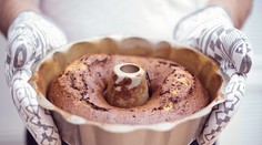 Neviete vyklopiť bábovku a tortové cesto má bublinky? Skúste osvedčené triky