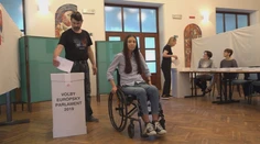 Miška, ktorá záhadne ochrnula na Cypre, aj s pomocou prišla odvoliť: Každý hlas rozhoduje